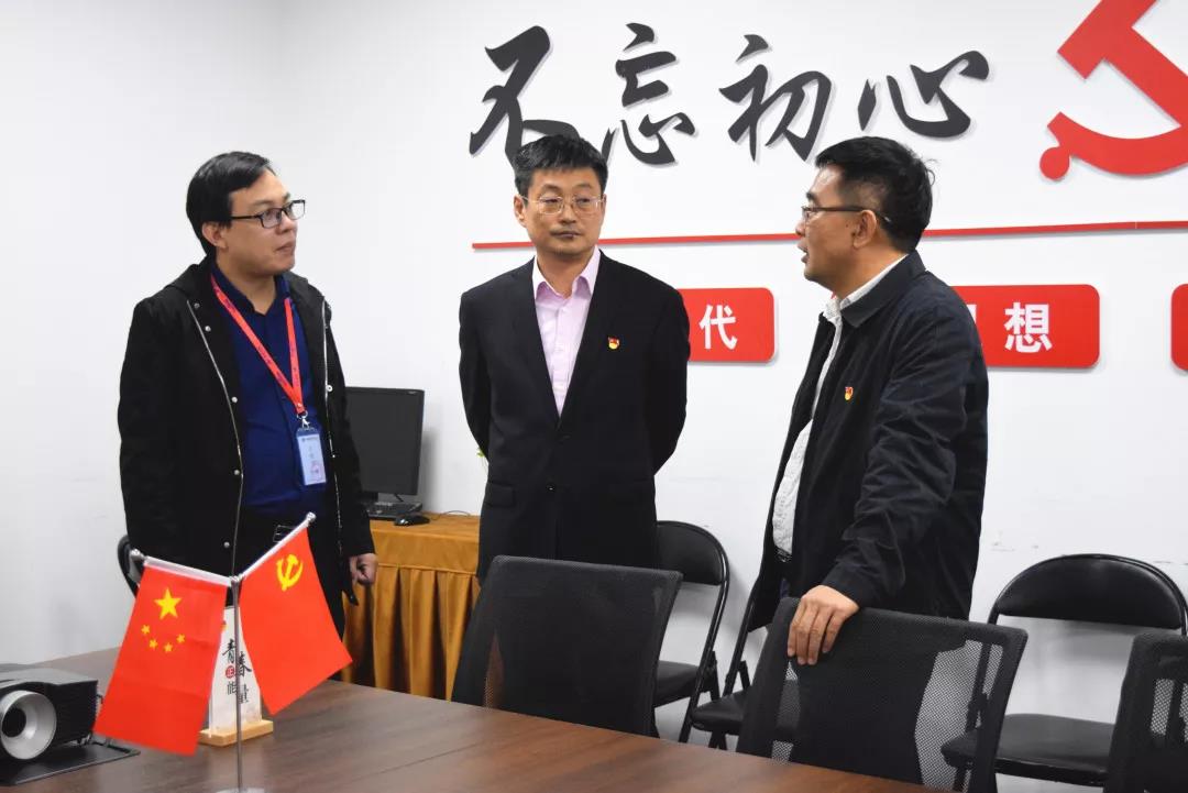 中共安陽(yáng)市委網(wǎng)信辦主任路玉軍、副主任王曉萌等一行人蒞臨安陽(yáng)青峰網(wǎng)絡(luò)指導(dǎo)工作