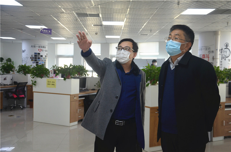 中共安陽市委統(tǒng)戰(zhàn)部副部長、市工商聯(lián)黨組書記郭洪俠一行調(diào)研安陽青峰防疫工作和復工復產(chǎn)情況