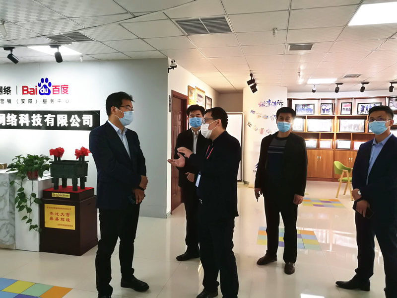 安陽市商務局副局長張躍勇，攜同天津伍創(chuàng)電子商務有限公司李富民一行蒞臨安陽青峰網(wǎng)絡參觀指導??！